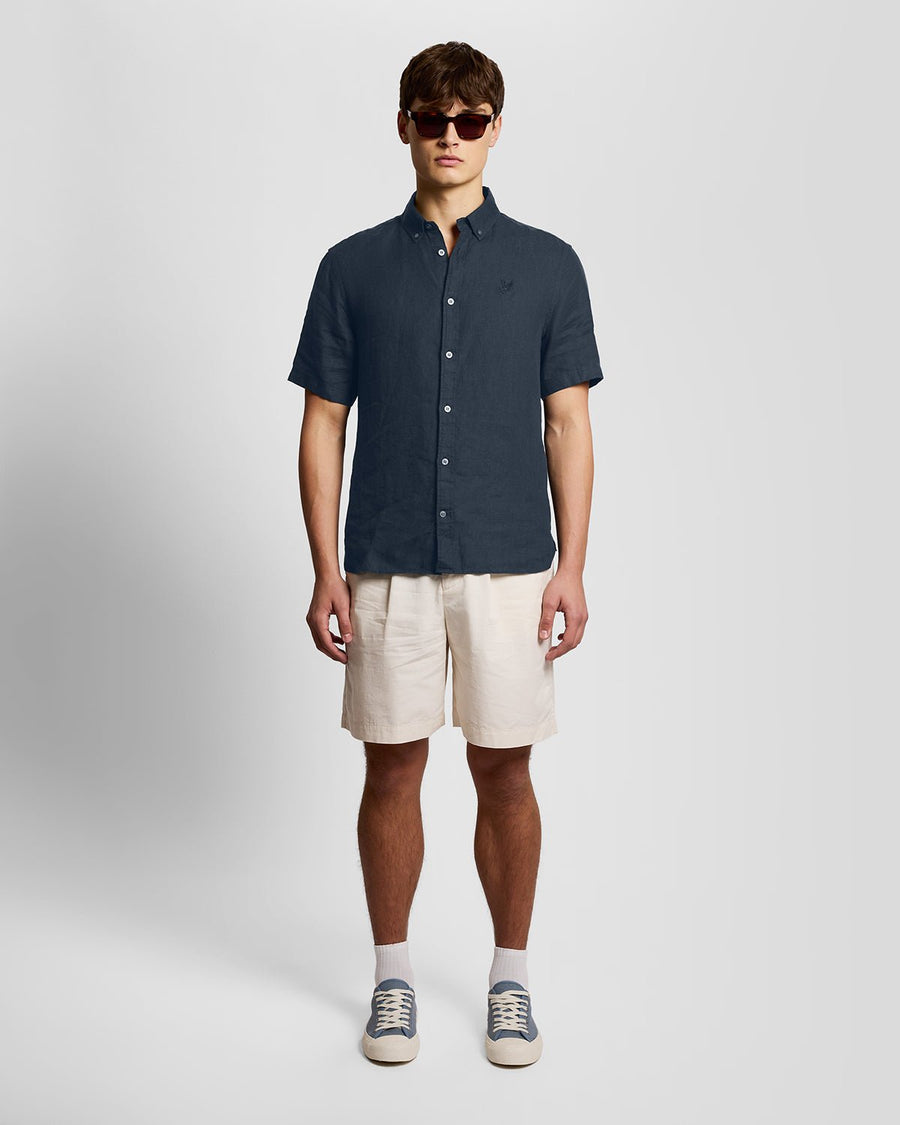 Un homme porte une chemise en lin à manches courtes couleur carbone