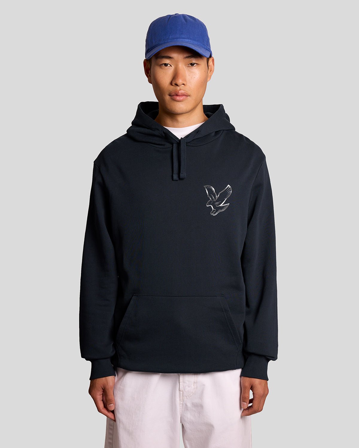 Homme portant un sweat-shirt à imprimé graphique dans le dos, couleur bleu marine foncé