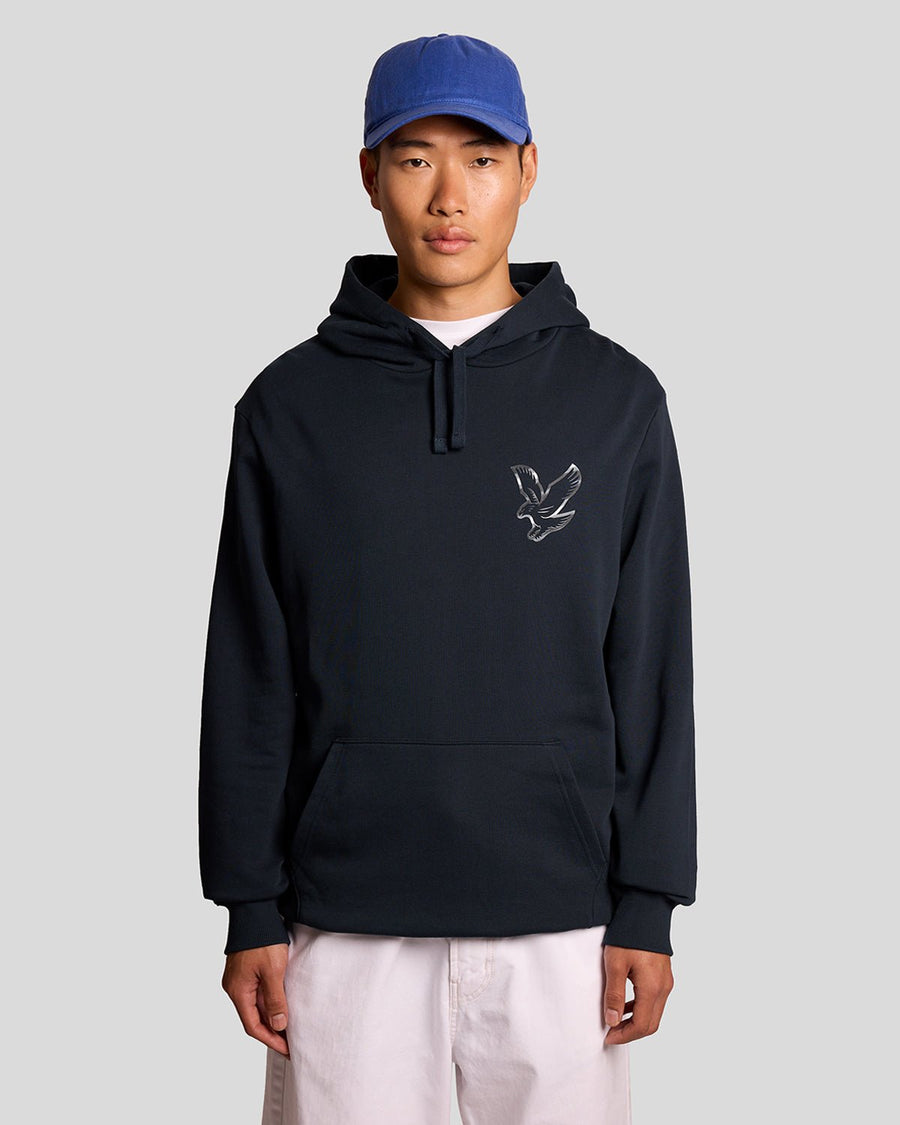 Homme portant un sweat-shirt à imprimé graphique dans le dos, couleur bleu marine foncé