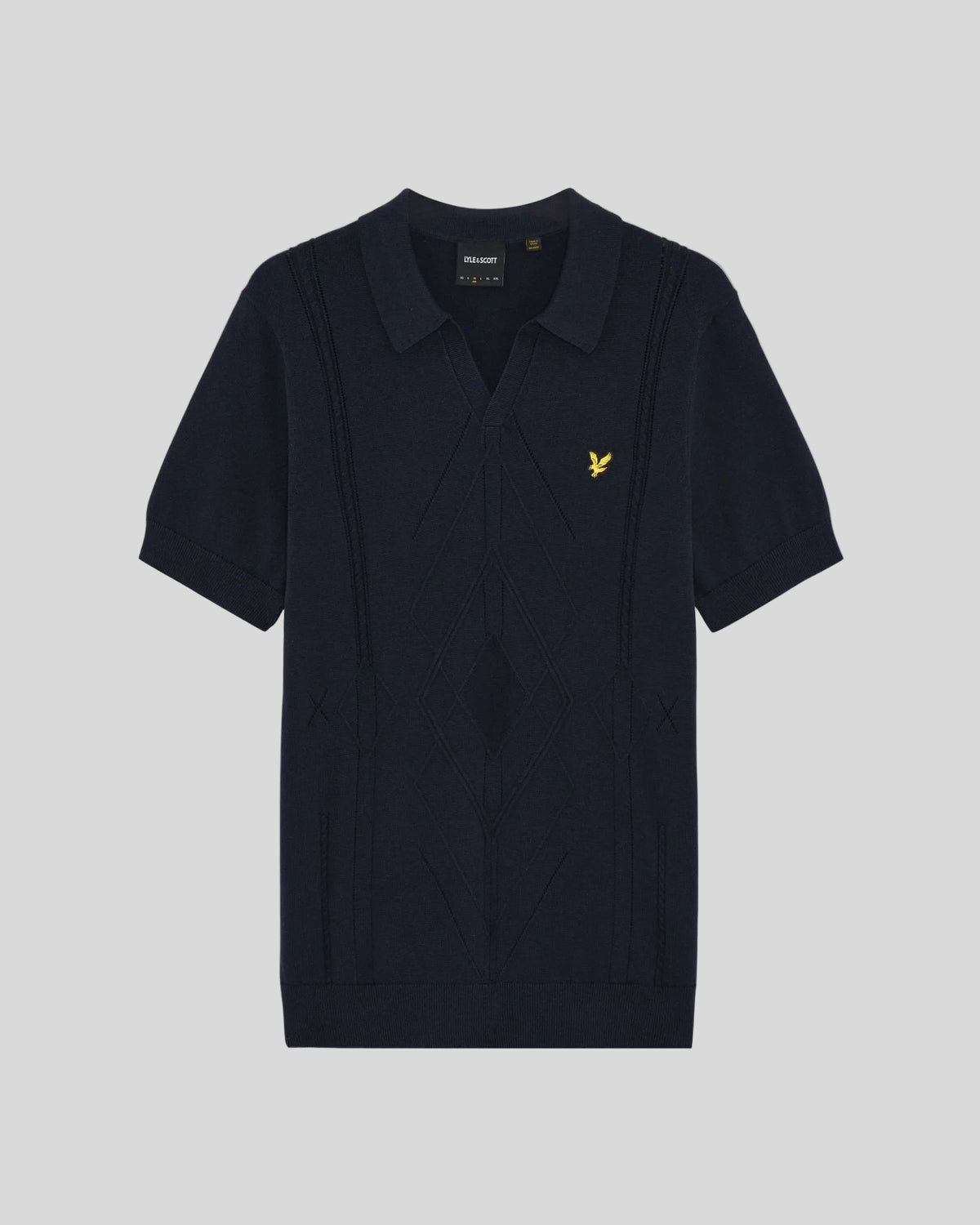 Homme portant un polo en maille à motif argyle et col ouvert, bleu marine foncé
