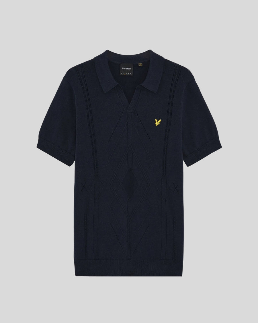 Homme portant un polo en maille à motif argyle et col ouvert, bleu marine foncé