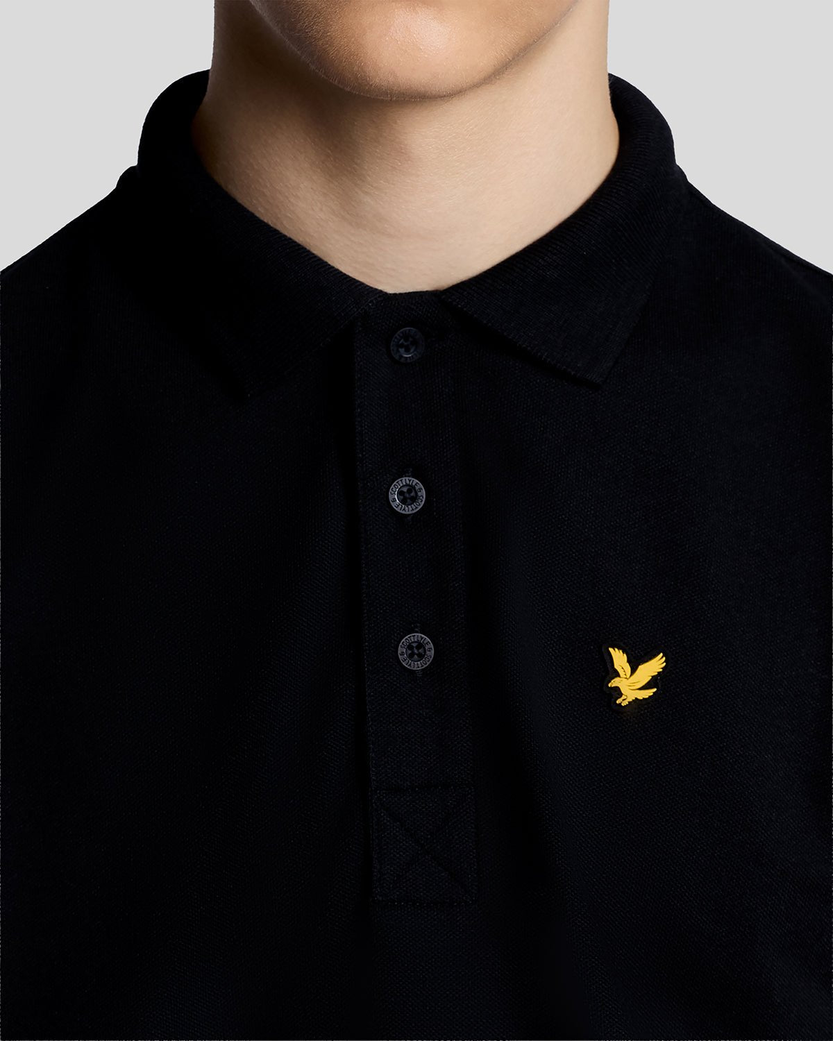 Un homme porte un polo de sport noir de jais