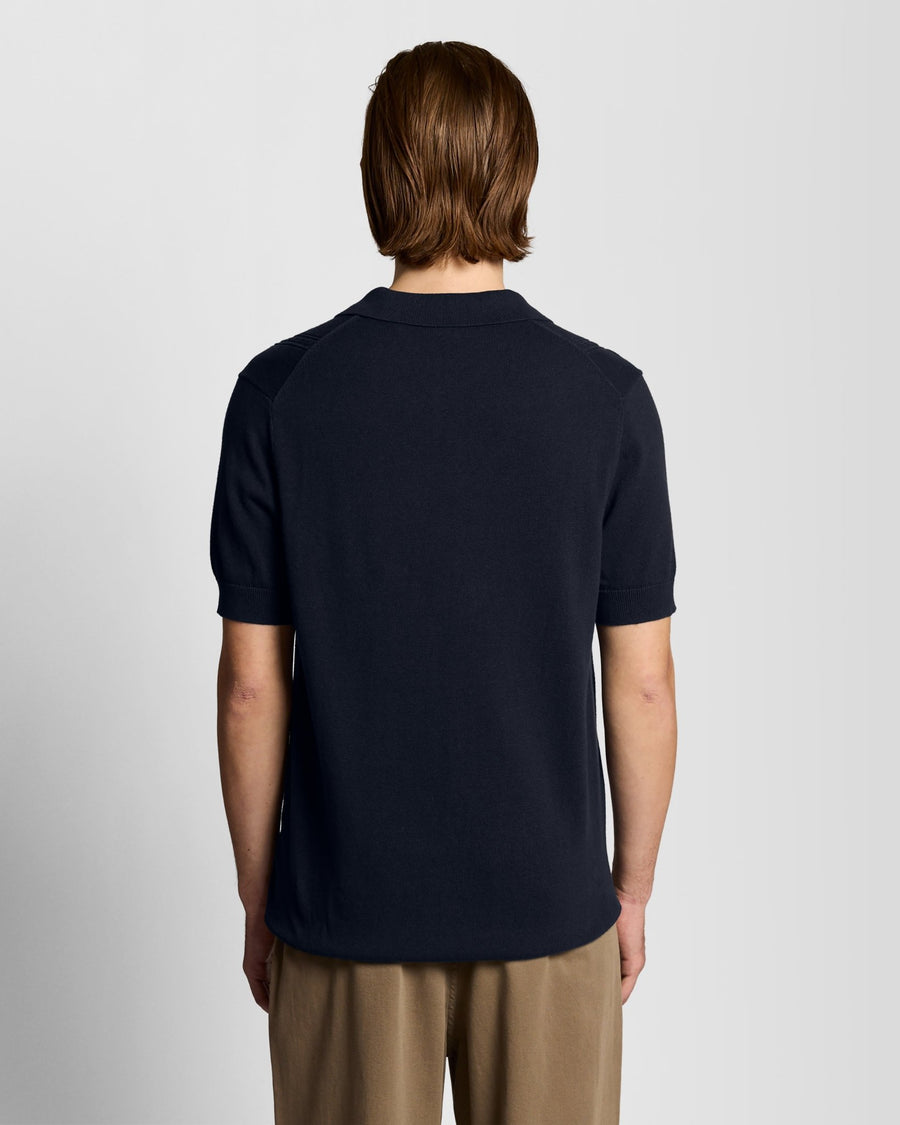 Homme portant un polo en maille à motif argyle et col ouvert, bleu marine foncé