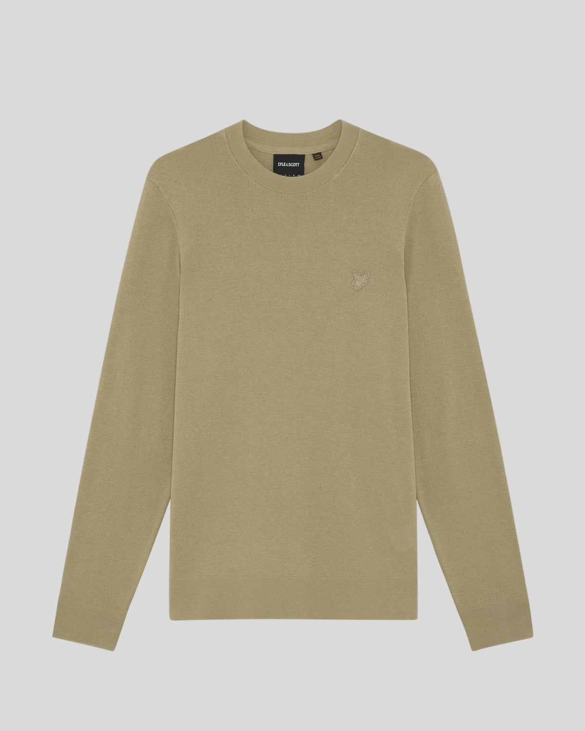 Homme portant un pull à col rond en coton ultra-fin de la marque Sage Uniform