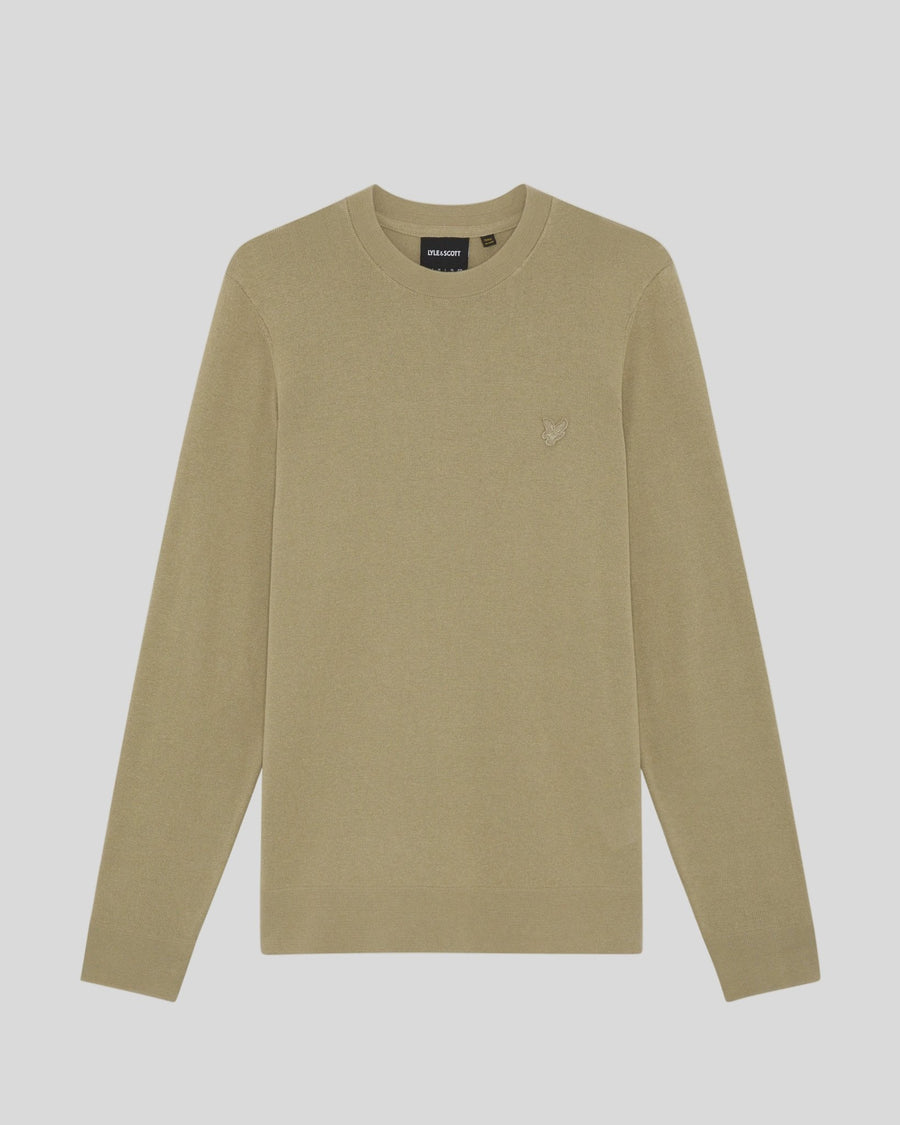 Homme portant un pull à col rond en coton ultra-fin de la marque Sage Uniform