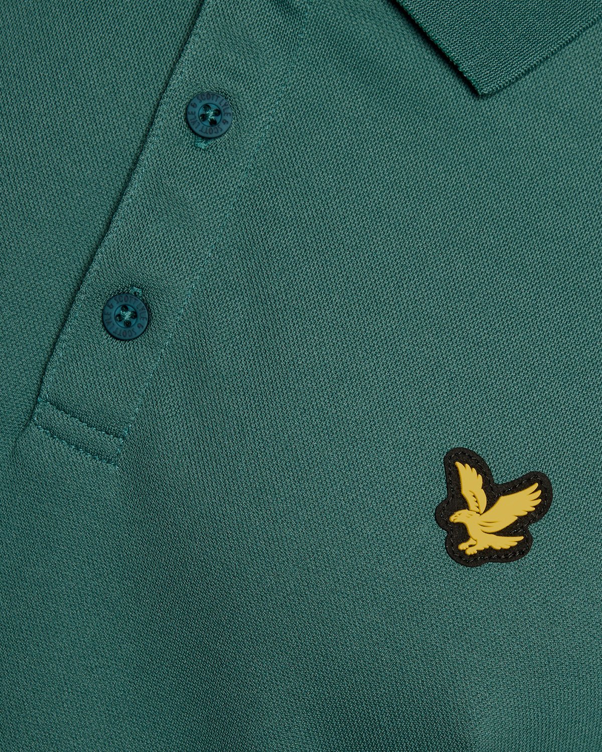 Un homme porte un polo technique à bordures dans la collection Mediterranea