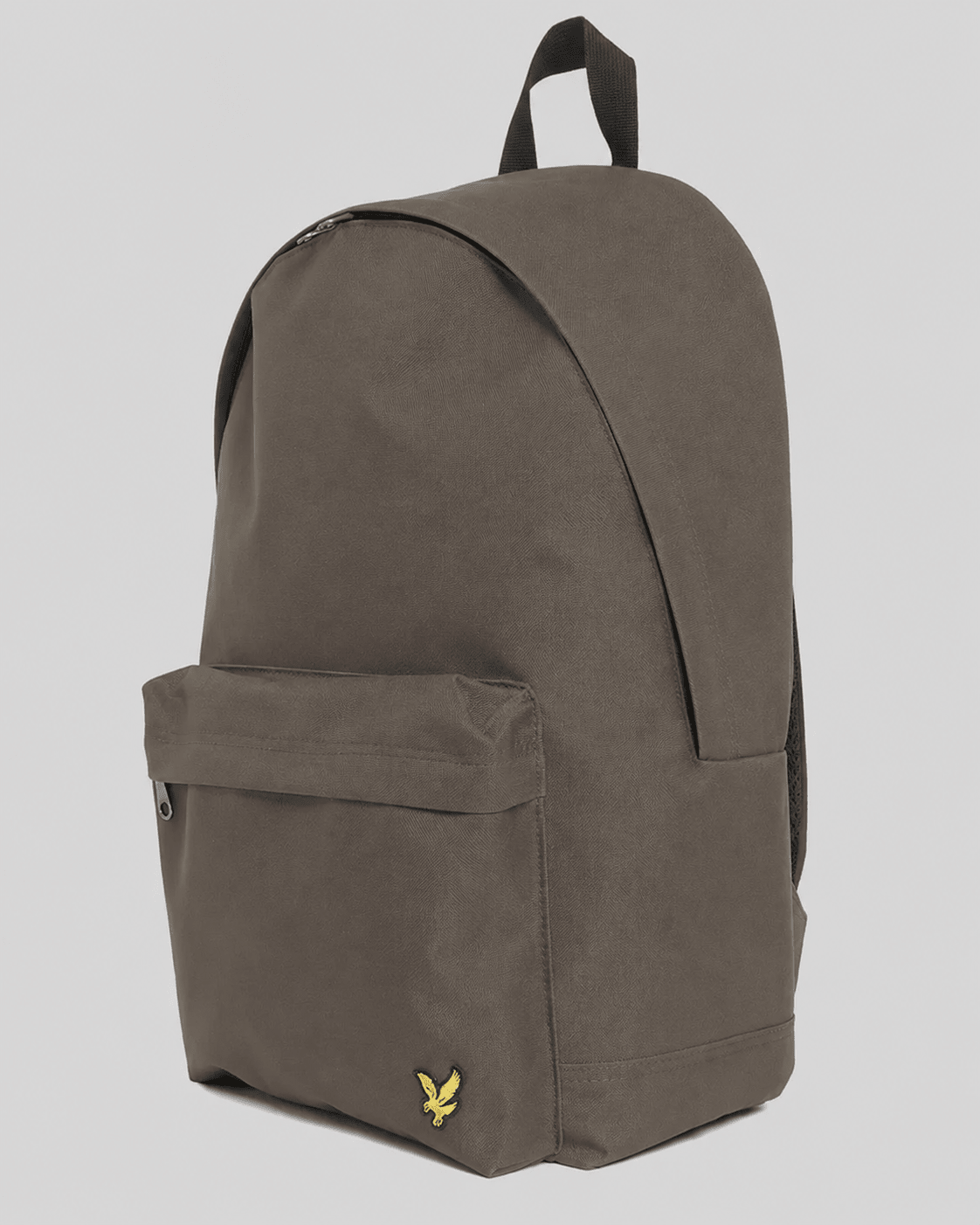 Un homme porte le sac à dos « Everyday » couleur « Khaki Ash »