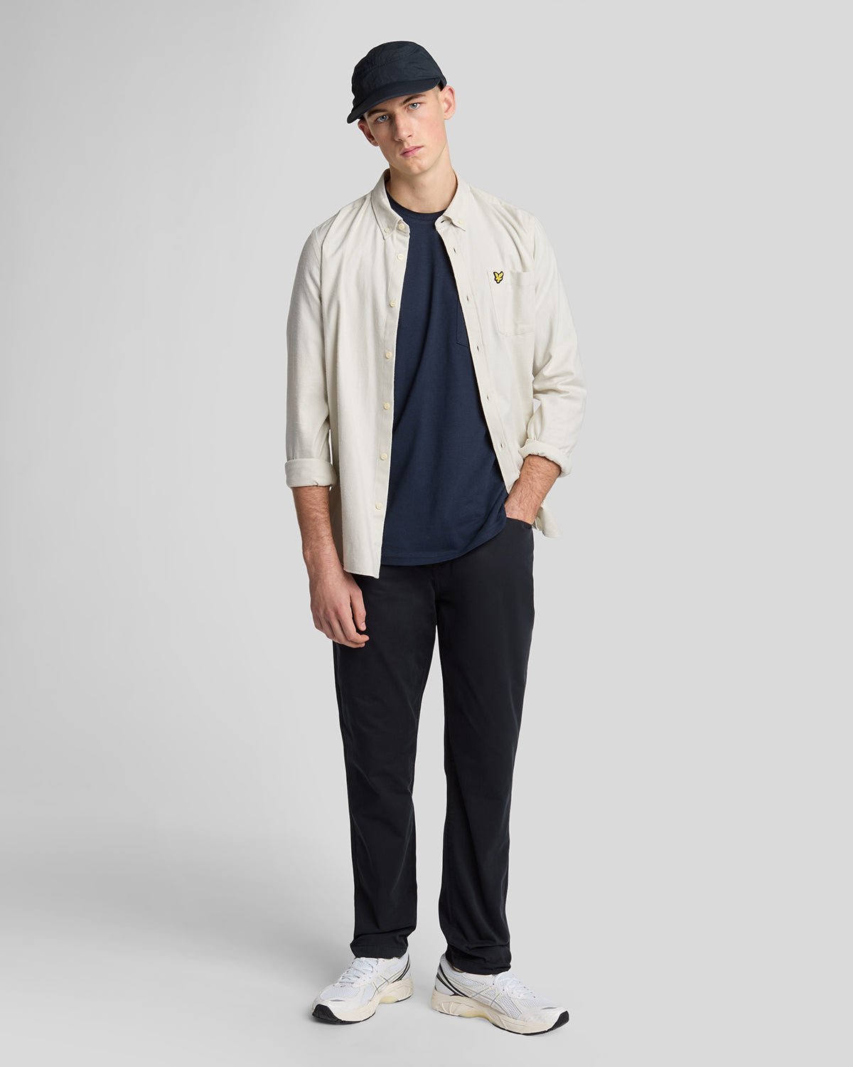 Uomo con pantaloni chino a cinque tasche in nero jet