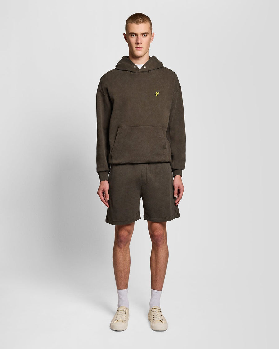 Homme portant un sweat à capuche en coton épais, couleur noir mat