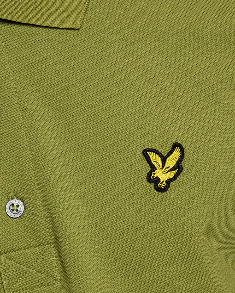 Uomo con polo in cotone verde arbusto