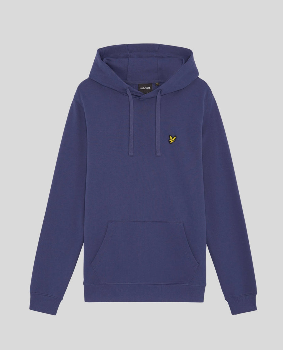 Man draagt een Loopback katoenen hoodie in diep marineblauw