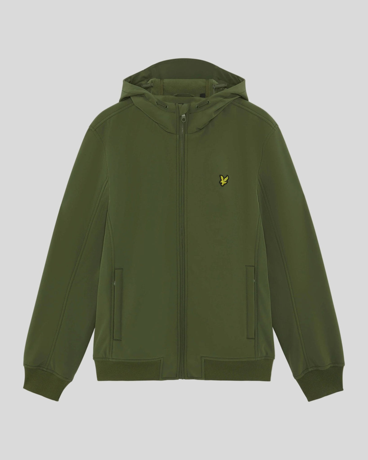 Mann trägt eine mit Fleece gefütterte Softshell-Jacke in der Farbe „True Olive“