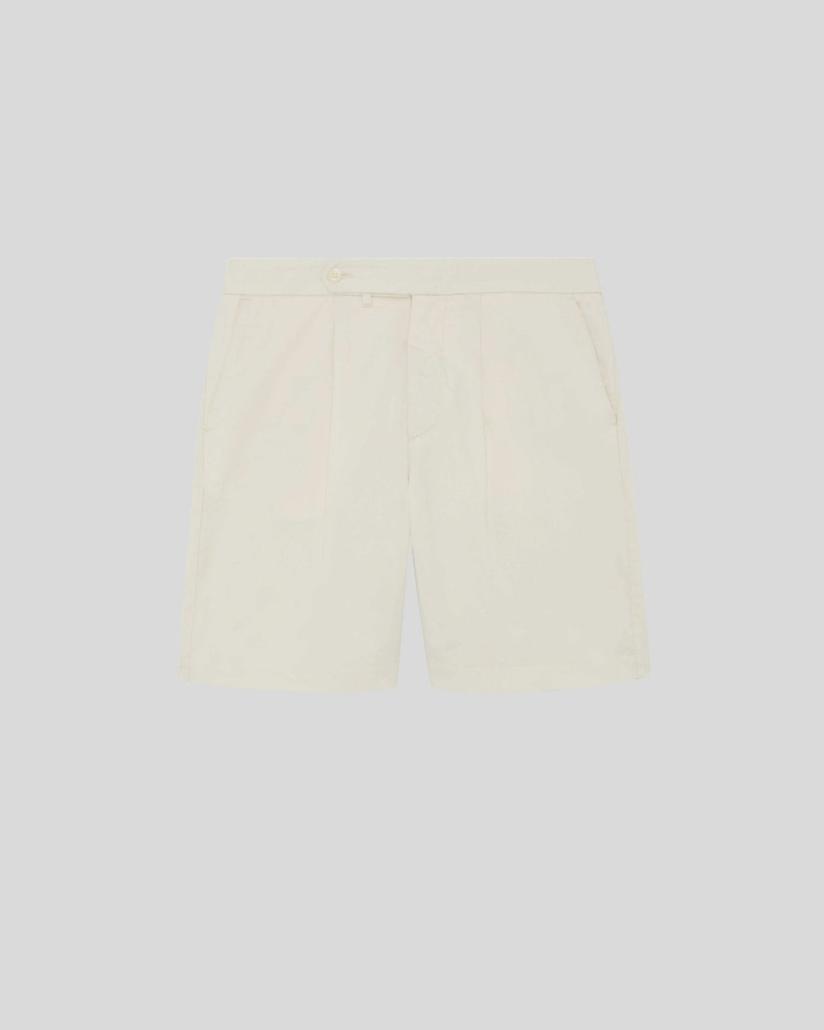 Uomo con pantaloncini chino in cotone superfine color ecru brillante
