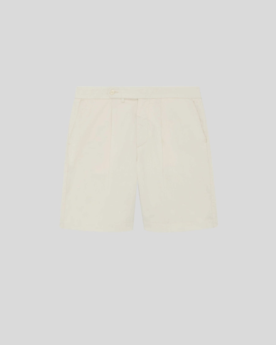 Uomo con pantaloncini chino in cotone superfine color ecru brillante