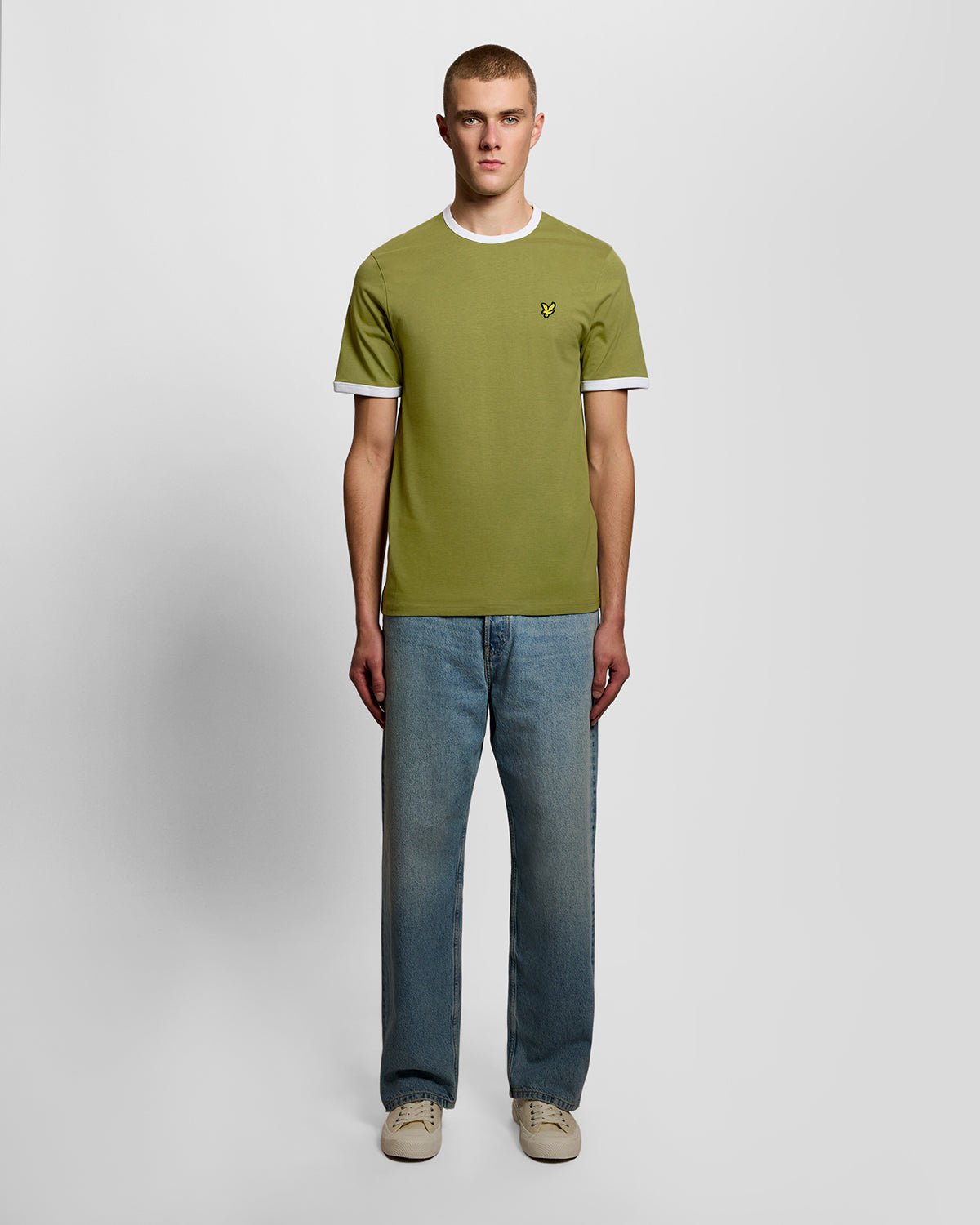 Camiseta de algodón con cuello redondo y cuello en V para hombre en verde arbusto y blanco
