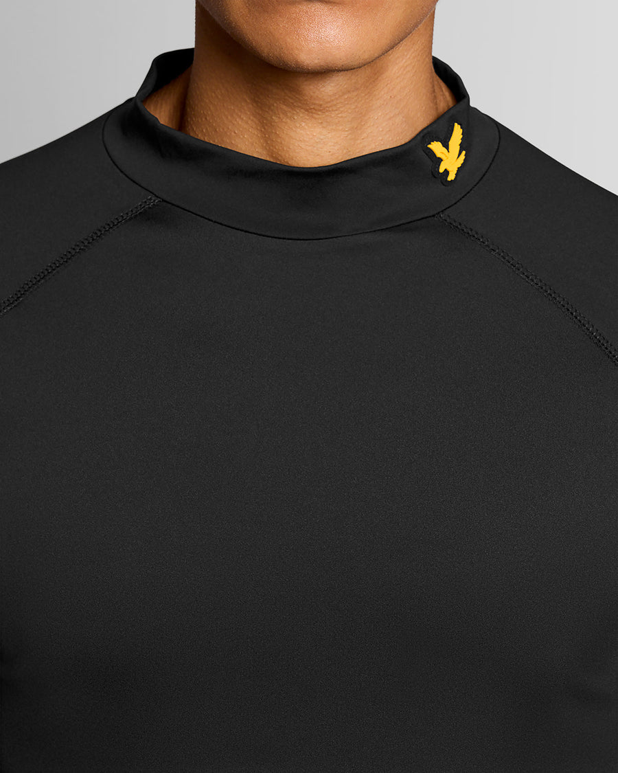 Uomo con maglia intima tecnica in nero jet