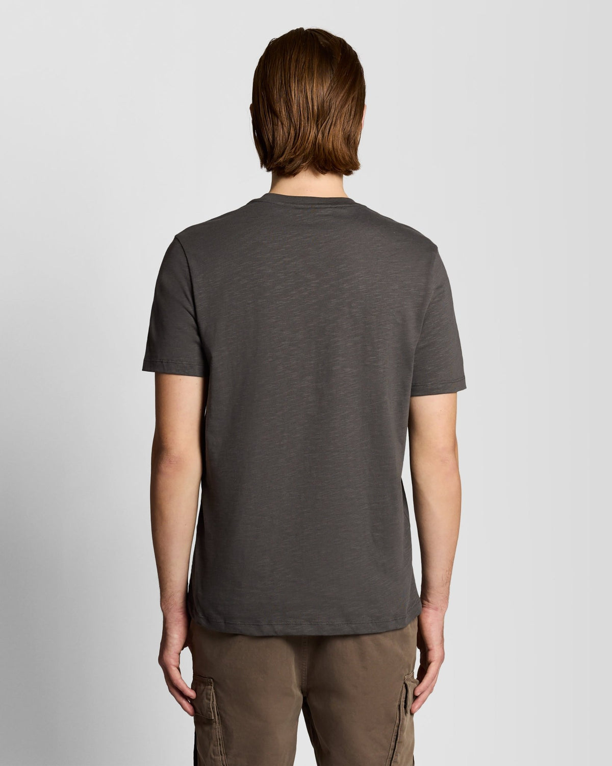 Homme portant un t-shirt en coton fin texturé, couleur gris métallisé