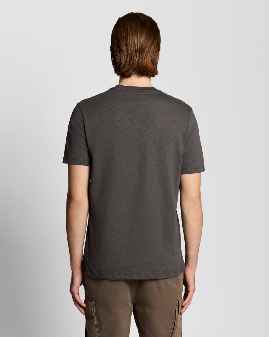 Homme portant un t-shirt en coton fin texturé, couleur gris métallisé