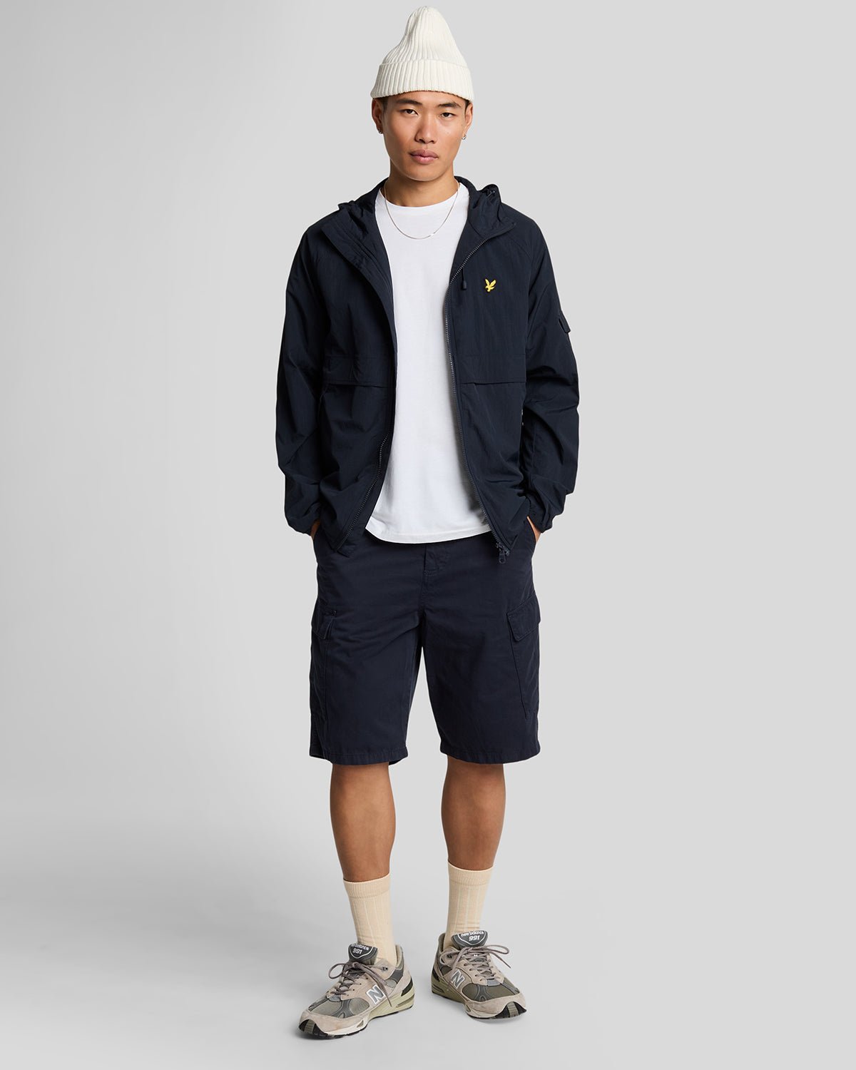 Un homme porte un short cargo bleu marine foncé