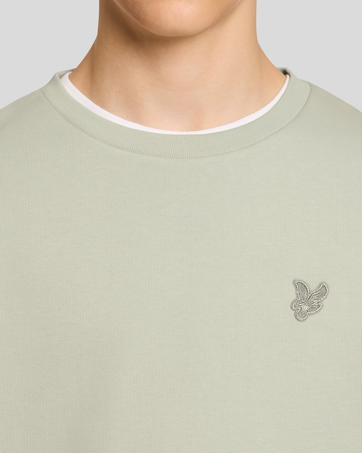 Un homme porte un sweat-shirt en coton épais couleur blé
