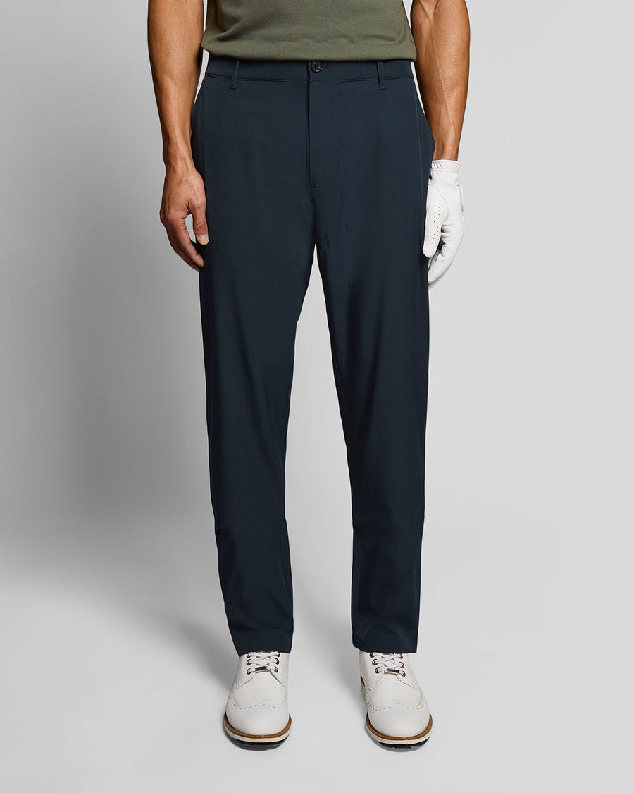 Homme portant un pantalon chino bleu marine foncé