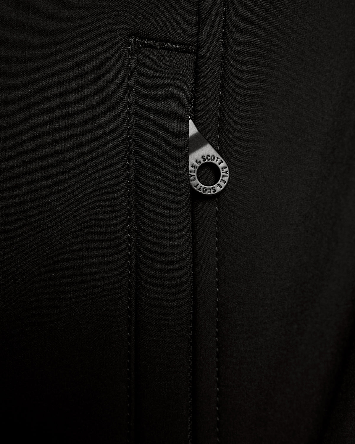 Homme portant une veste softshell doublée de polaire, couleur noir de jais