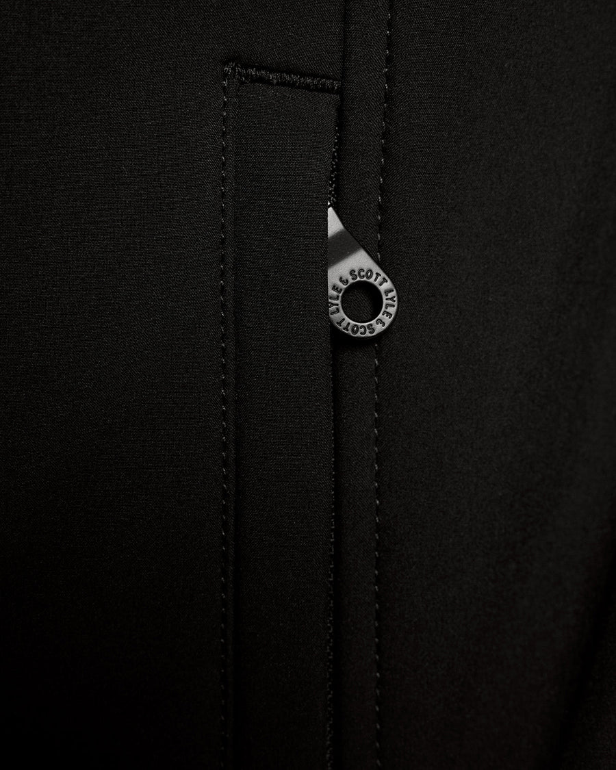 Homme portant une veste softshell doublée de polaire, couleur noir de jais