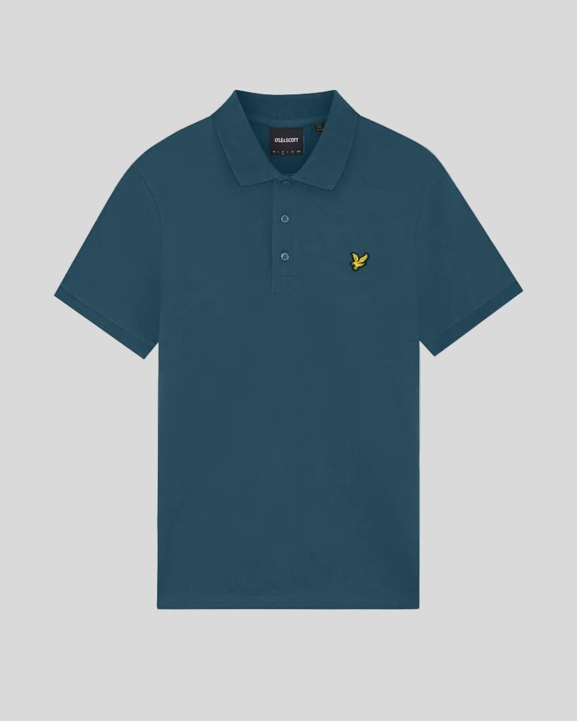 Un homme porte un polo « Everyday Cotton » de couleur bleu sarcelle intense