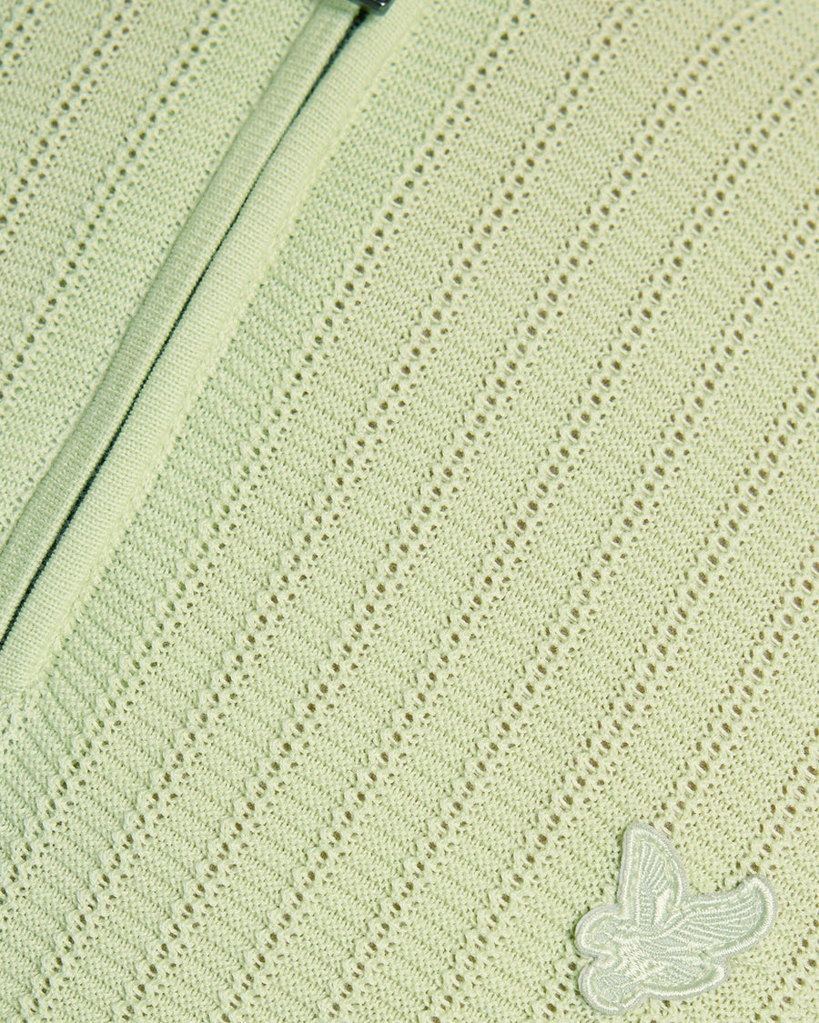 Homme portant un polo en tricot de coton ultra-fin à fermeture éclair 1/4, couleur Tender Greens