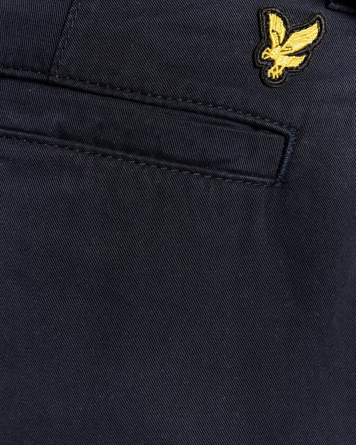 Uomo con pantaloni chino a gamba dritta in blu scuro