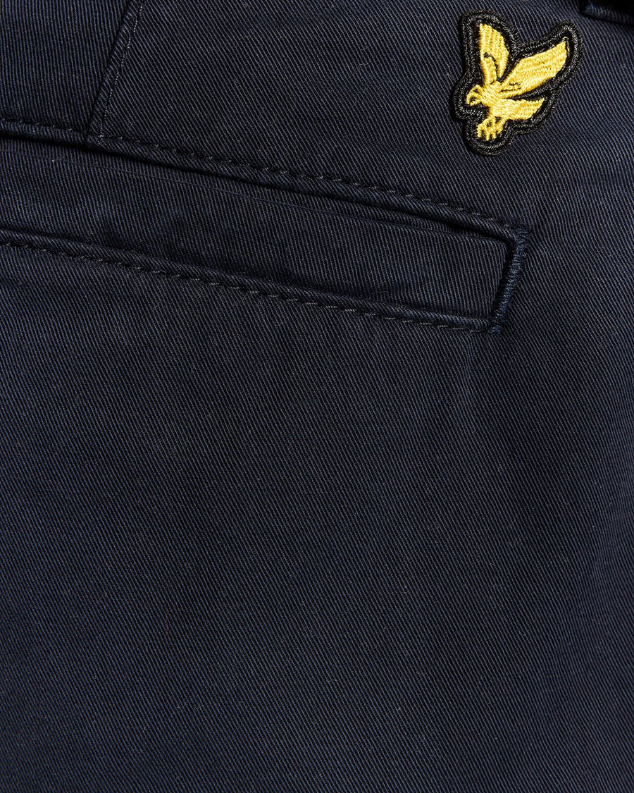 Uomo con pantaloni chino a gamba dritta in blu scuro