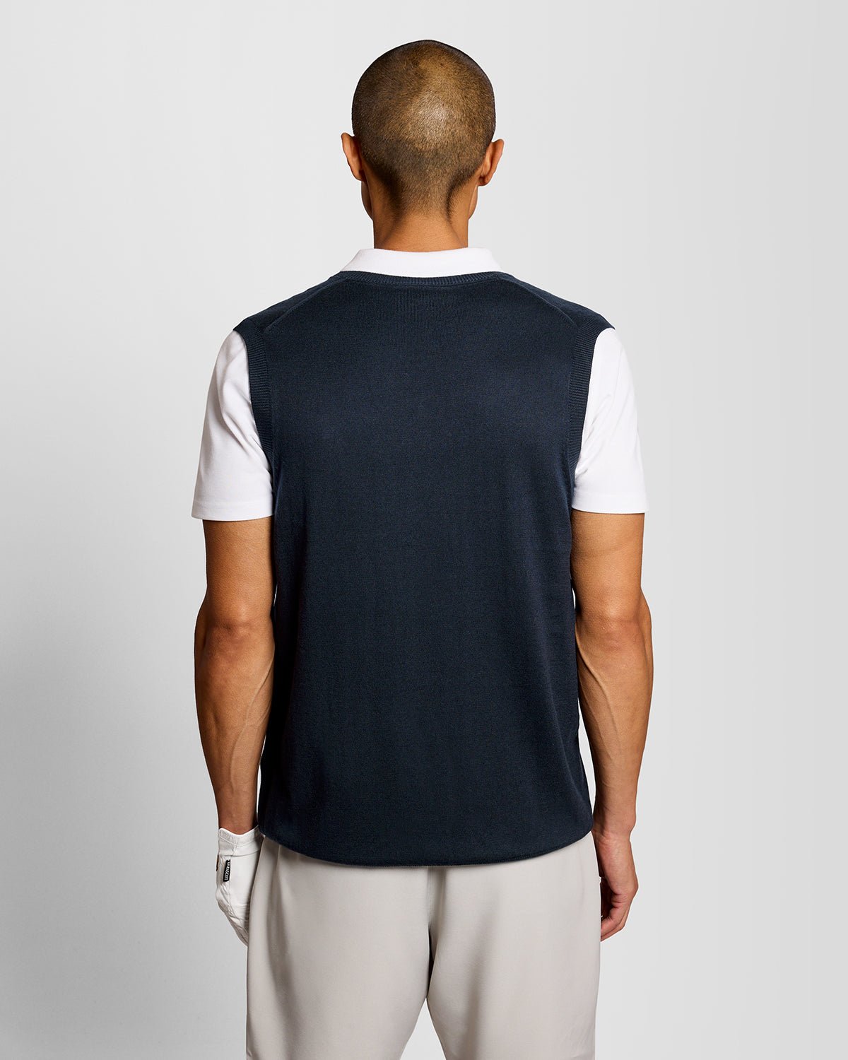 Homme portant un gilet léger en maille à col en V, bleu marine foncé
