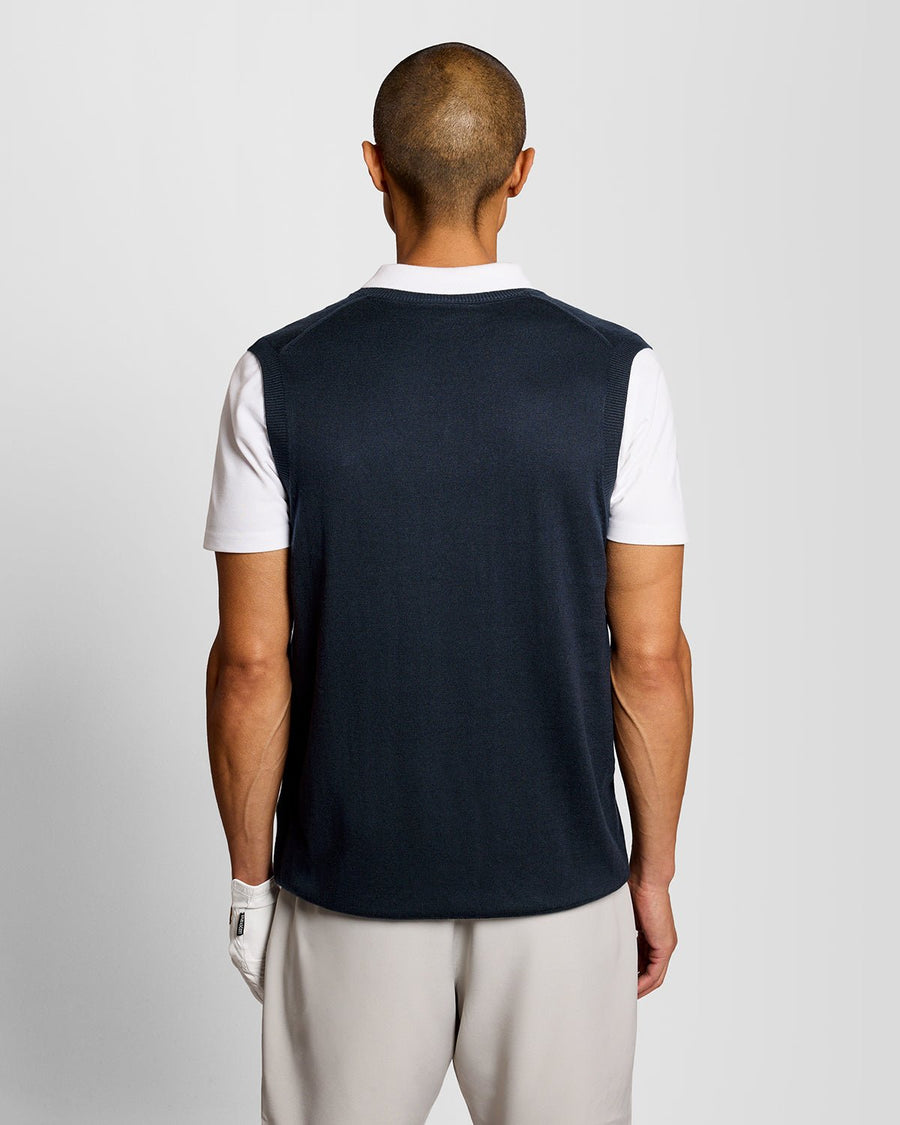 Homme portant un gilet léger en maille à col en V, bleu marine foncé