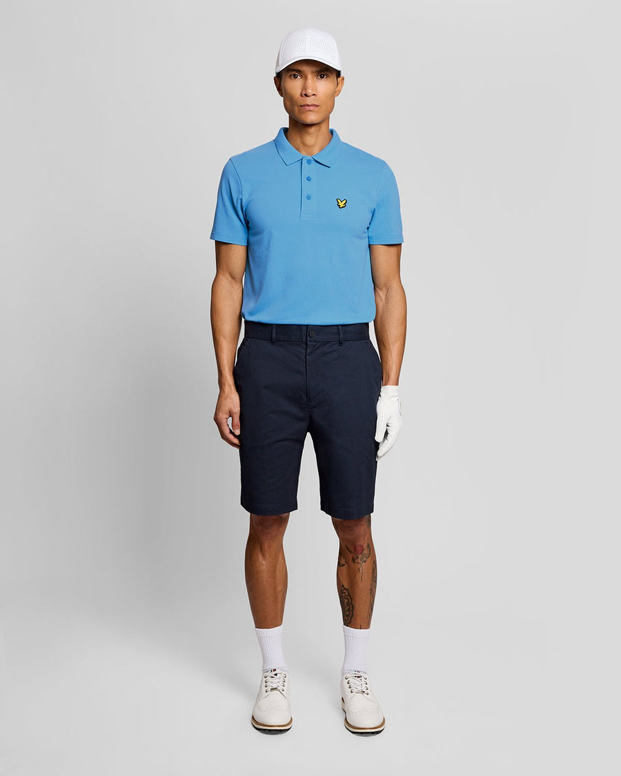 Un homme porte un polo technique de la marque Nitrogen