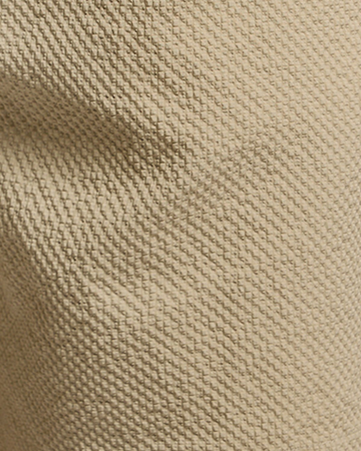 Un homme porte un short de plage texturé couleur Savona Clay