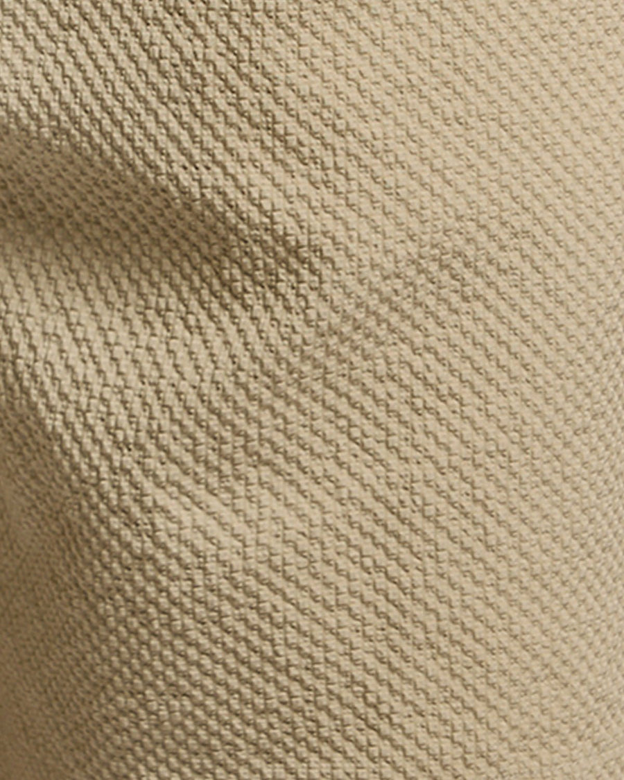 Un homme porte un short de plage texturé couleur Savona Clay