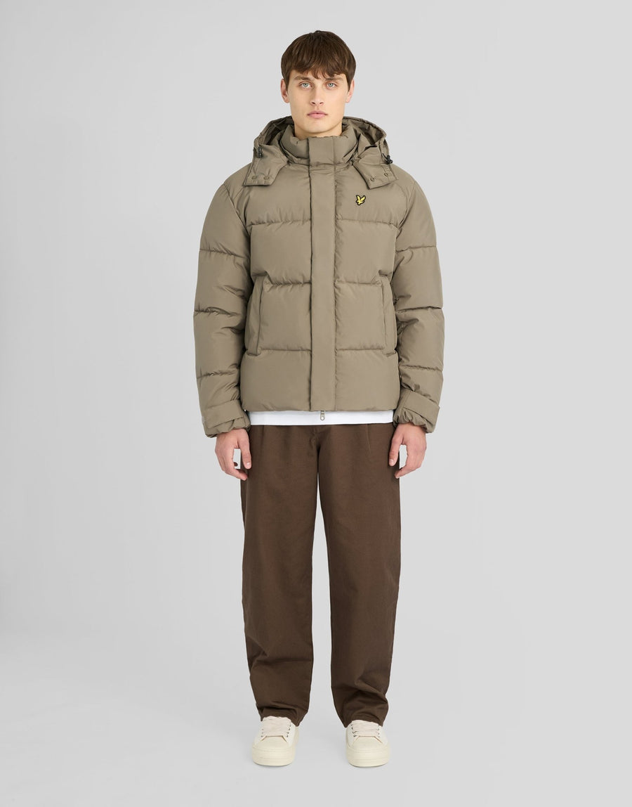 Mann trägt eine Kapuzen-Daunenjacke in der Farbe „Khaki Ash“