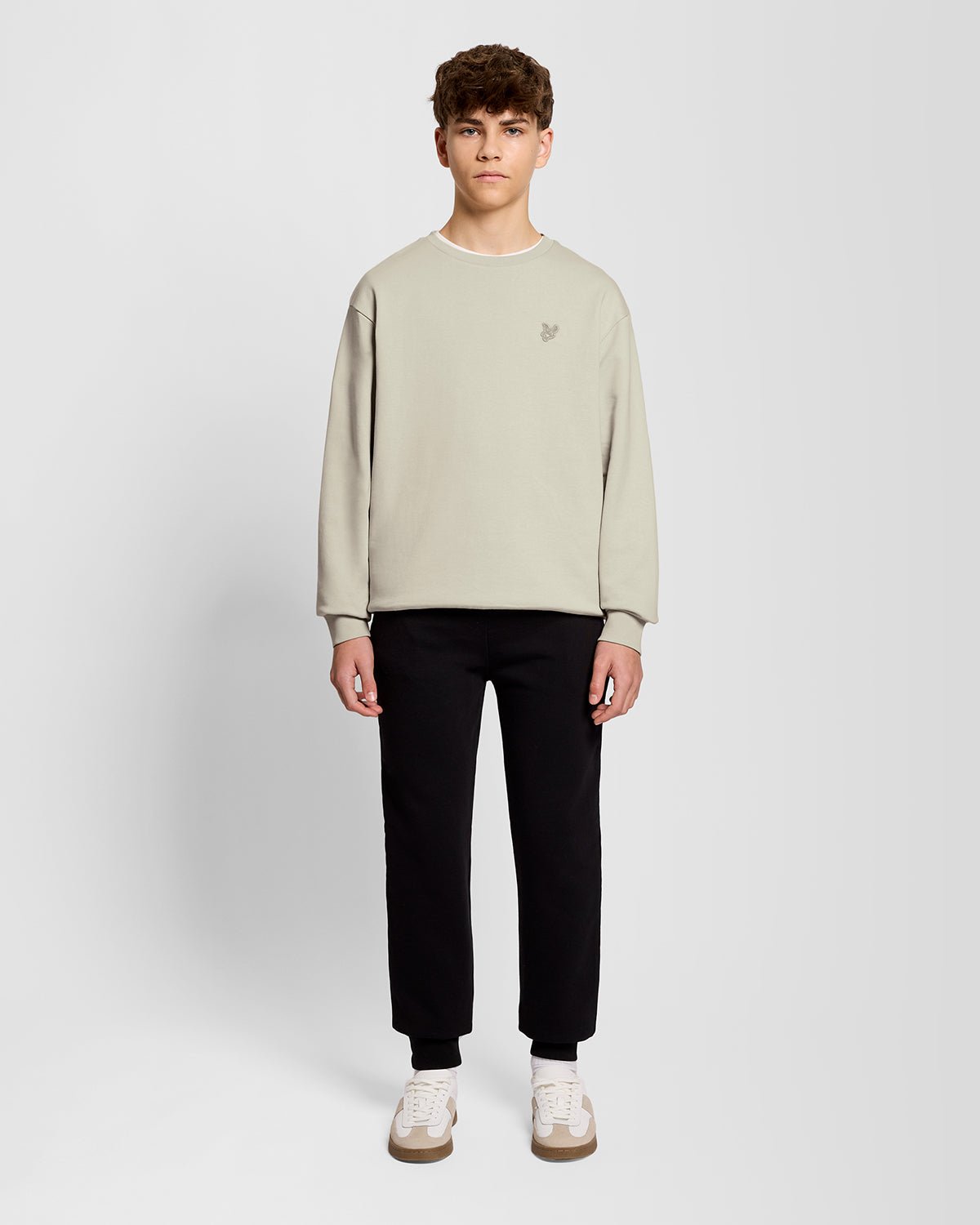 Un homme porte un sweat-shirt en coton épais couleur blé
