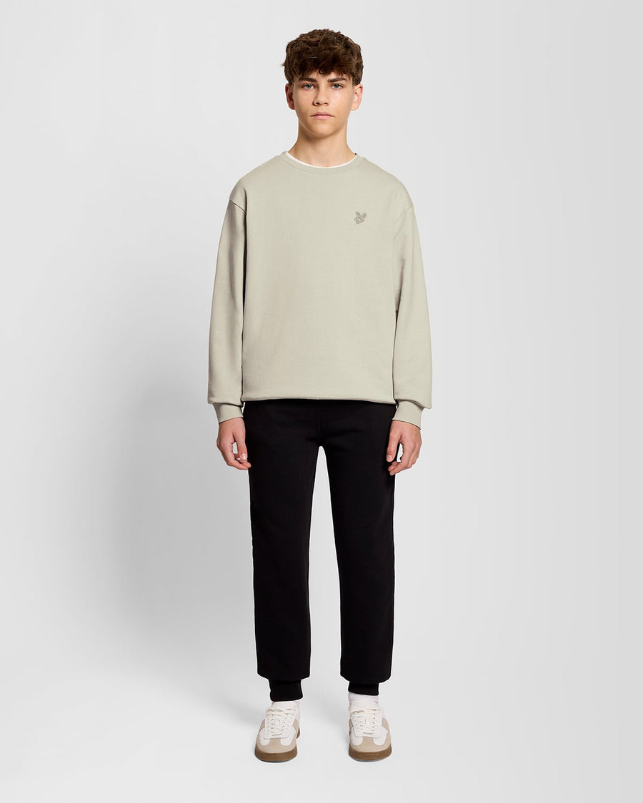 Un homme porte un sweat-shirt en coton épais couleur blé