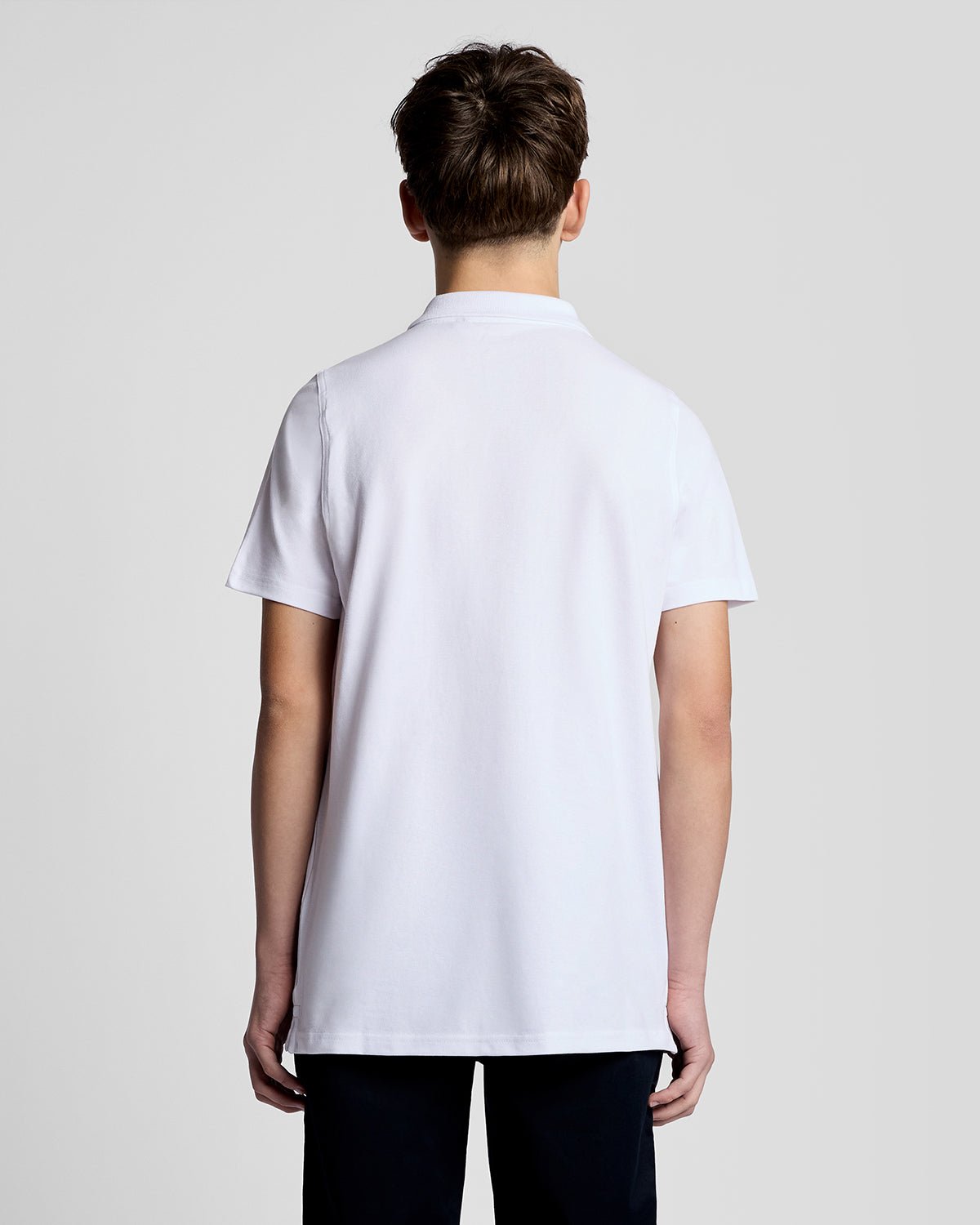 Un homme porte un polo de sport blanc