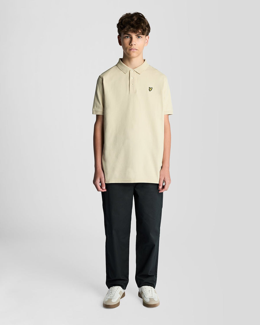 Un homme porte un polo en coton couleur blé