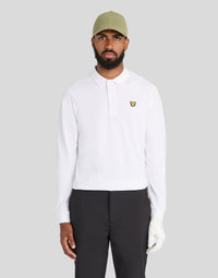 Hombre con un polo técnico de manga larga en color blanco