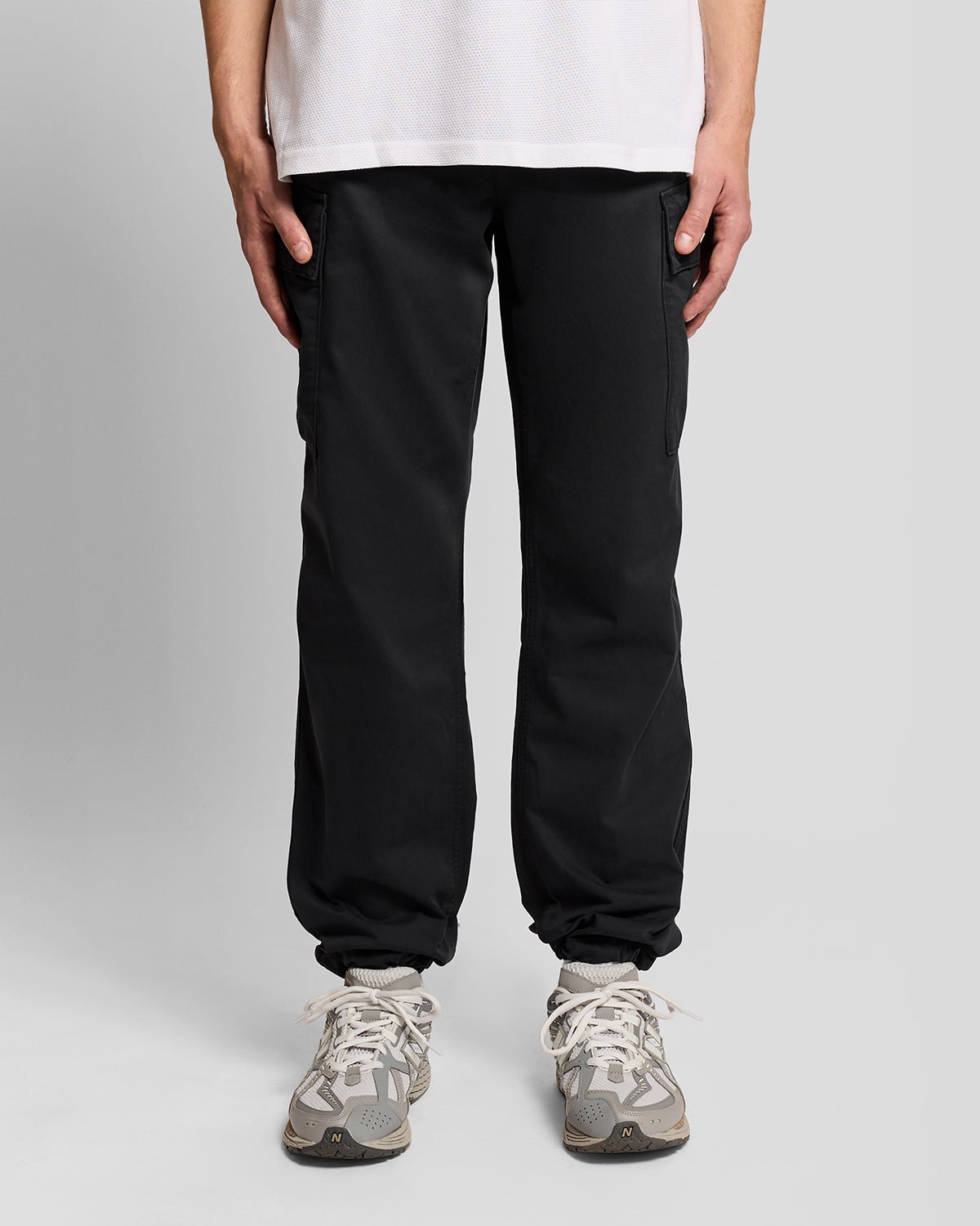 Uomo con pantaloni cargo con risvolto in nero corvino