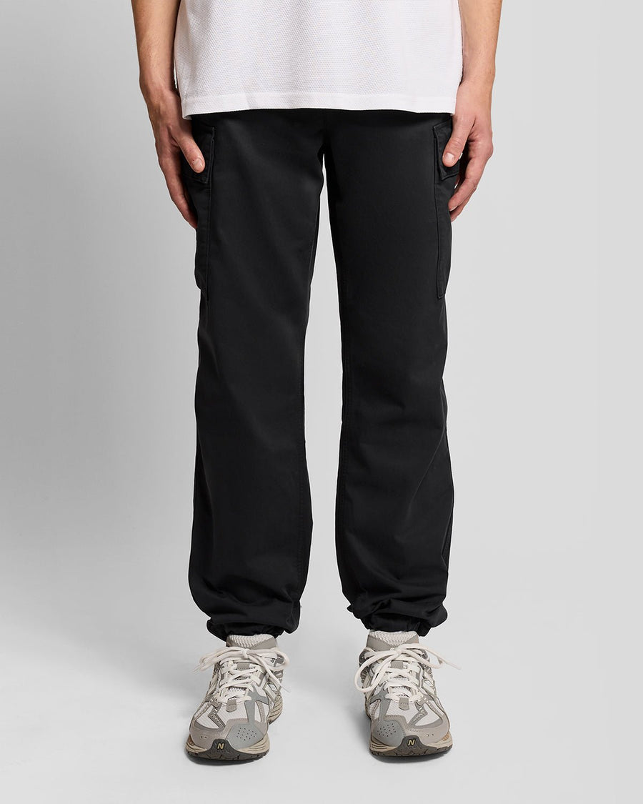 Uomo con pantaloni cargo con risvolto in nero corvino