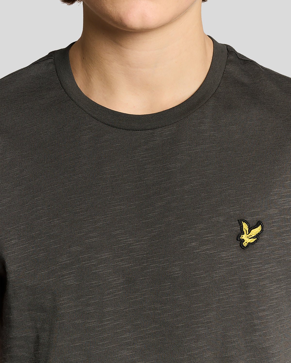 Homme portant un t-shirt en coton fin texturé, couleur gris métallisé