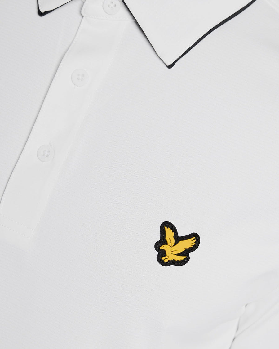 Homme portant un polo à col contrasté blanc