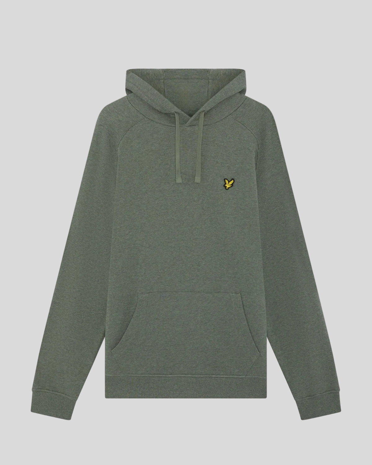 Un homme porte un sweat à capuche raglan en coton chiné, couleur kaki tricolore