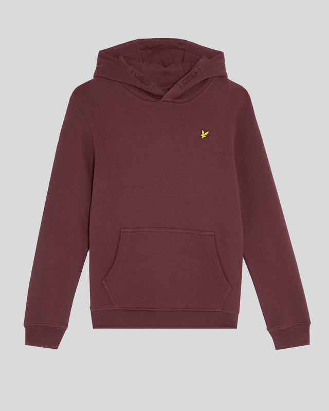 Il ragazzo indossa una felpa con cappuccio e collo a risvolto color bordeaux