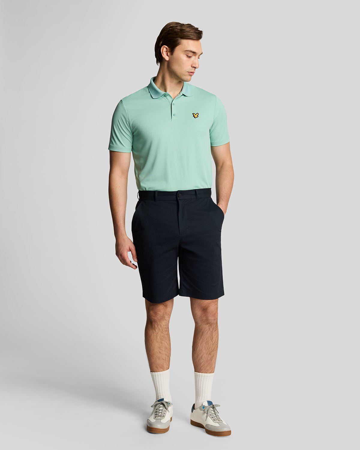 Homme portant un short chino stretch « Course » bleu marine foncé