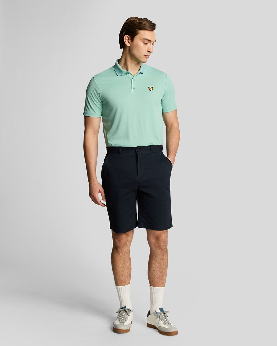 Homme portant un short chino stretch « Course » bleu marine foncé